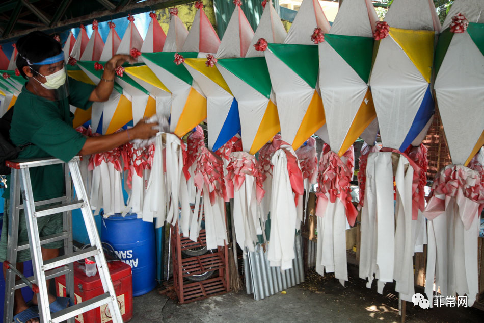 尽管疫情严重，天性乐观的菲律人已经在准备圣诞节饰品了